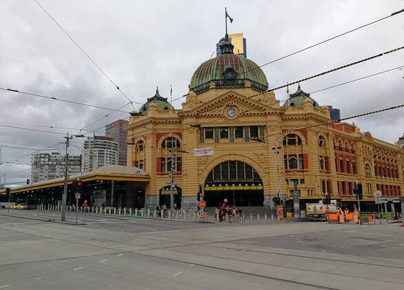 (200325) -- MELBOURNE, March 25, 2020 (Xinhua) -- Mobile photo shows few people standing in front of the Flinders Street Station in Melbourne, Australia, March 25, 2020. As of 3:00 p.m. local time Wednesday, there are 2,423 confirmed cases of COVID-19 in Australia, according to the country s Health Department. (Photo by Gui Qing Xinhua) AUSTRALIA-MELBOURNE-COVID-19 