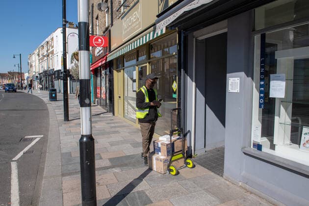 A delivery driver in Sidcup, Kent during the Coronavirus (COVID-19) outbreak where travel has been restricted across the country at Sidcup, England on 25 March 2020. Copyright: xAlanxStanfordx PMI-3450-0023