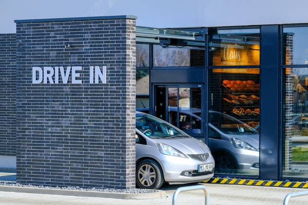 Ein Autofahrer wartet am 25.03.2020 an einem Drive In Schalter einer Bäckerei in Coswig auf seine Bestellung.