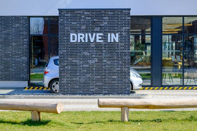 Ein Autofahrer wartet am 25.03.2020 an einem Drive In Schalter einer Bäckerei in Coswig auf seine Bestellung.