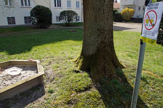 Zum Schutz vor dem Corona-Virus hat eine Bremer Hausverwaltung sogar die private Sandkiste im Hinterhof einer Wohnanlage mit einem Nutzungsverbot versehen.