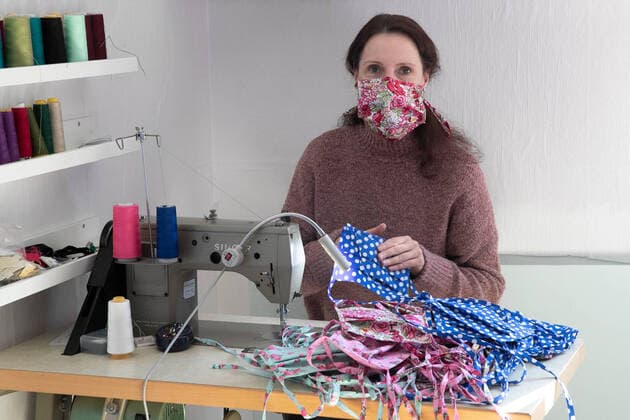 Hannover, Modedesignerin Melanie Wedemeier, näht in ihrem Atelier Sasse-Design, Atemschutzmasken für Altenheime, Coronakrise, Coronavirus,