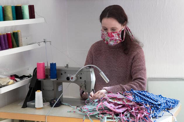 Hannover, Modedesignerin Melanie Wedemeier, näht in ihrem Atelier Sasse-Design, Atemschutzmasken für Altenheime, Coronakrise, Coronavirus,