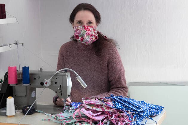Hannover, Modedesignerin Melanie Wedemeier, näht in ihrem Atelier Sasse-Design, Atemschutzmasken für Altenheime, Coronakrise, Coronavirus,