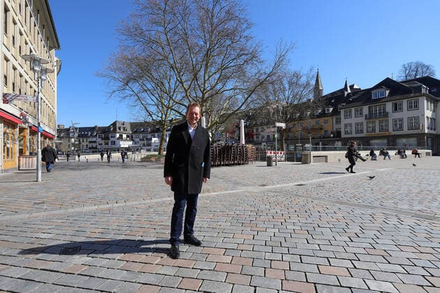 Coronavirus Angst, Auswirkungen wegen des Coronavirus (Covid-19), die Innenstadt von Siegen ist am Mittag fast leer gefegt, im Bild Siegens Buergermeister Steffen Mues (CDU) Innenstadt am 25.03.2020 in Siegen Deutschland.