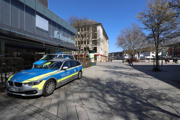 Coronavirus Angst, Auswirkungen wegen des Coronavirus (Covid-19), die Innenstadt von Siegen ist am Mittag fast leer gefegt, Polizeiautos in der Innenstadt Innenstadt am 25.03.2020 in Siegen Deutschland.
