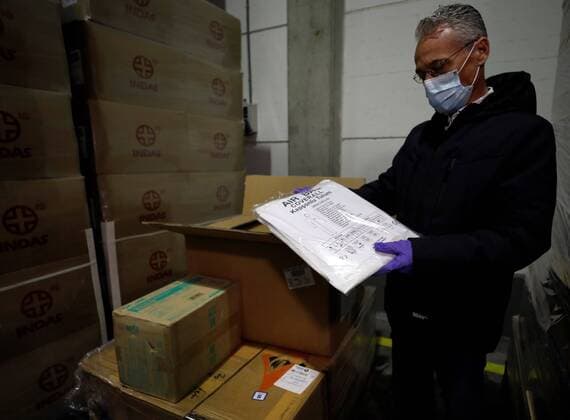 Workers sort out all the personal protective equipment (PPE) received from China at a warehouse in Valencia, Spain, 25 March 2020. A total of 3,800,000 masks, 5,000 protective suits and 2,000,000 gloves arrived to Valencia region to equip hospitals and elder homes in the need of this material amid the coronavirus outbreak. Spain is on its 11th consecutive day of national lockdown imposed by the government in an attempt to slow down the spread of the pandemic COVID-19 disease caused by the SARS-CoV-2 coronavirus. Protection material arrives to Spain from China !ACHTUNG: NUR REDAKTIONELLE NUTZUNG!  Copyright: xJuanxCarlosxCárdenasx GRAFCVA3417 20200325-637207248277817480