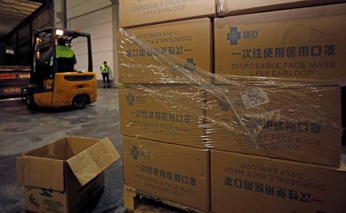 Workers sort out all the personal protective equipment (PPE) received from China at a warehouse in Valencia, Spain, 25 March 2020. A total of 3,800,000 masks, 5,000 protective suits and 2,000,000 gloves arrived to Valencia region to equip hospitals and elder homes in the need of this material amid the coronavirus outbreak. Spain is on its 11th consecutive day of national lockdown imposed by the government in an attempt to slow down the spread of the pandemic COVID-19 disease caused by the SARS-CoV-2 coronavirus. Protection material arrives to Spain from China !ACHTUNG: NUR REDAKTIONELLE NUTZUNG!  Copyright: xJuanxCarlosxCárdenasx GRAFCVA3421 20200325-637207248905477695