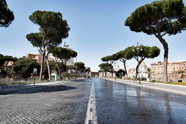 March 25, 2020, Roma, Roma, Italy: Coran Virus, COD-19, emergency in the streets of Roma..The Italian Government has adopted the measure of a national lockout by closing all activities, except for essential services in an attempt to fight Coronavirus (COVID-19) .All the city, as all the whole country, is under quarantine and the movement are restricted to the necessary. .The streets of the city are empty and controled by the amry. Roma Italy - ZUMAt147 20200325_zip_t147_011 Copyright: xMatteoxTrevisanx