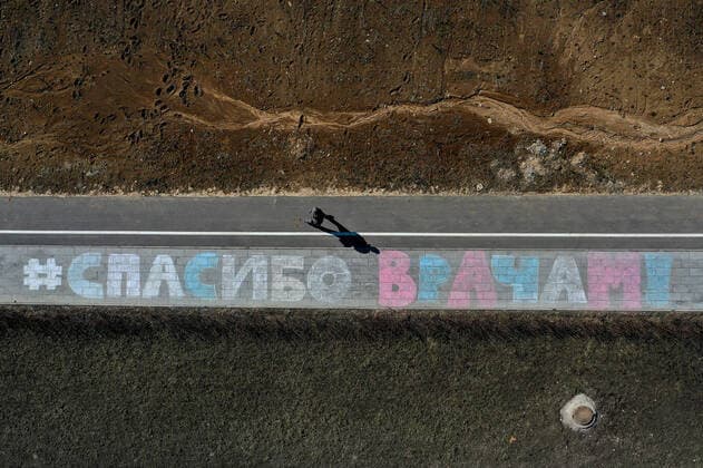 News Bilder des Tages MOSCOW, RUSSIA - MARCH 25, 2020: The words Thank You, Doctors! drawn by activists of the All-Russian People s Front in front of the Novomoskovsky multipurpose medical center for patients suspected of the COVID-19 coronavirus infection and passengers with acute respiratory viral infection (ARVI) symptoms arriving from countries with unfavorable epidemiological situation. Valery Sharifulin TASS  TS0D3515