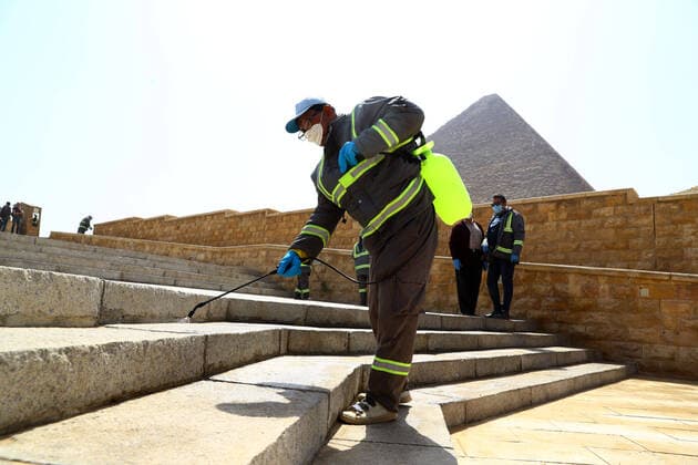 (200325) -- GIZA, March 25, 2020 (Xinhua) -- A staff member disinfects near the Pyramids in Giza, Egypt, March 25, 2020. Egypt announced on Tuesday that one COVID-19 case died and 36 new cases were detected, bringing the total number of cases in the country to 402. (Xinhua Ahmed Gomaa) EGYPT-GIZA-PYRAMIDS-DISINFECTION 