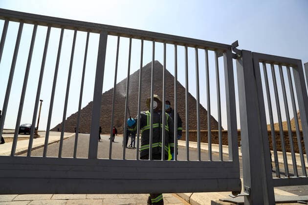 News Bilder des Tages (200325) -- GIZA, March 25, 2020 (Xinhua) -- A staff member disinfects near the Pyramids in Giza, Egypt, March 25, 2020. Egypt announced on Tuesday that one COVID-19 case died and 36 new cases were detected, bringing the total number of cases in the country to 402. (Xinhua Ahmed Gomaa) EGYPT-GIZA-PYRAMIDS-DISINFECTION 
