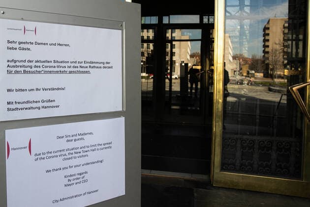 Hannover, Neues Rathaus, aufgrund der aktuellen Situation und zur Eindämmung der Ausbreitung des Corona-Virus ist das Rathaus derzeit für Besucher geschlossen, Außenansicht, Maschpark,