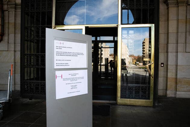 Hannover, Neues Rathaus, aufgrund der aktuellen Situation und zur Eindämmung der Ausbreitung des Corona-Virus ist das Rathaus derzeit für Besucher geschlossen, Außenansicht, Maschpark,