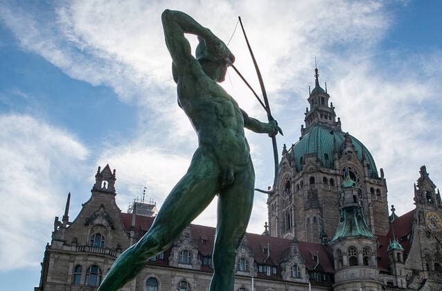 Hannover, Neues Rathaus, aufgrund der aktuellen Situation und zur Eindämmung der Ausbreitung des Corona-Virus ist das Rathaus derzeit für Besucher geschlossen, Außenansicht, Maschpark,