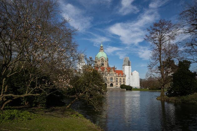 Hannover, Neues Rathaus, aufgrund der aktuellen Situation und zur Eindämmung der Ausbreitung des Corona-Virus ist das Rathaus derzeit für Besucher geschlossen, Außenansicht, Maschpark,