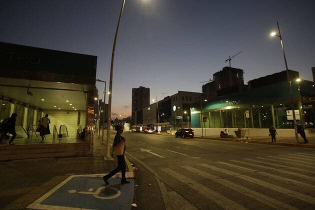 Some passers-by walk in the early morning during the start of the total quarantine, in Panama City, Panama, 25 March 2020. The Government announced the implementation of a total quarantine throughout the country for the coronavirus, which already leaves 8 dead and 443 confirmed infections. The curfew is effective as of 5 a.m. this Wednesday with the exceptions that the same measure already had when it was limited to 12 hours. During the total curfew, citizens will be able to leave their homes for two hours daily to provide basic necessities and through a system of shifts based on the national identification number. Panama enters total quarantine with 8 dead and 443 COVID-19 infections !ACHTUNG: NUR REDAKTIONELLE NUTZUNG!  Copyright: xCarlosxLemosx AME7739 20200325-637207466852969957