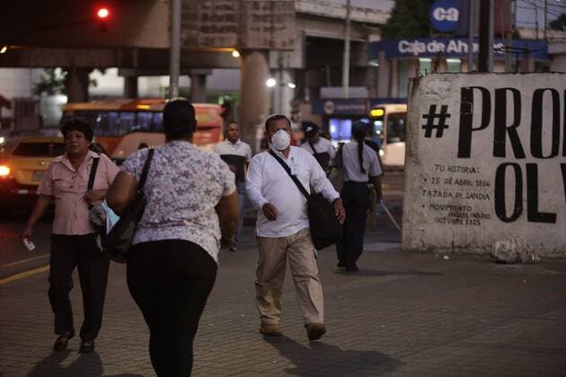 Some passers-by walk in the early morning during the start of the total quarantine, in Panama City, Panama, 25 March 2020. The Government announced the implementation of a total quarantine throughout the country for the coronavirus, which already leaves 8 dead and 443 confirmed infections. The curfew is effective as of 5 a.m. this Wednesday with the exceptions that the same measure already had when it was limited to 12 hours. During the total curfew, citizens will be able to leave their homes for two hours daily to provide basic necessities and through a system of shifts based on the national identification number. Panama enters total quarantine with 8 dead and 443 COVID-19 infections !ACHTUNG: NUR REDAKTIONELLE NUTZUNG!  Copyright: xCarlosxLemosx AME7744 20200325-637207468830914842