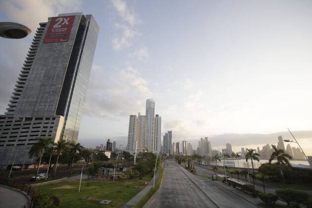 General view of an avenue at dawn during the start of the total quarantine, in Panama City, Panama, 25 March 2020. The Government announced the implementation of a total quarantine throughout the country for the coronavirus, which already leaves 8 dead and 443 confirmed infections. The curfew is effective as of 5 a.m. this Wednesday with the exceptions that the same measure already had when it was limited to 12 hours. During the total curfew, citizens will be able to leave their homes for two hours daily to provide basic necessities and through a system of shifts based on the national identification number. Panama enters total quarantine with 8 dead and 443 COVID-19 infections !ACHTUNG: NUR REDAKTIONELLE NUTZUNG!  Copyright: xCarlosxLemosx AME7751 20200325-637207469511008587