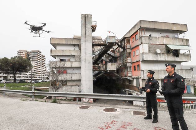 Naples Coronavirus controls of the carabinieri with the drone in Scampia for those who do not stay at home (napolipress Fotogramma, Naples - 2020-03-25) p.s. la foto e utilizzabile nel rispetto del contesto in cui e stata scattata, e senza intento diffamatorio del decoro delle persone rappresentate  Copyright: xnapolipressx xFOTOGRAMMAx