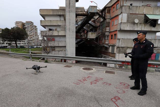 Naples Coronavirus controls of the carabinieri with the drone in Scampia for those who do not stay at home (napolipress Fotogramma, Naples - 2020-03-25) p.s. la foto e utilizzabile nel rispetto del contesto in cui e stata scattata, e senza intento diffamatorio del decoro delle persone rappresentate  Copyright: xnapolipressx xFOTOGRAMMAx