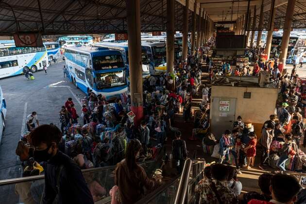 March 25, 2020, Bangkok, Bangkok, Thailand: Prime Minister Prayut Chan-O-Cha declared that starting at midnight March 26, 2020 Thailand would institute the most comprehensive lockdown procedures so far to combat the spread of Covid-19. For the third day in a row crowds of passengers gathered at Bangkok s Mochit Bus Terminal to leave the city, many making the decision to leave the Thai capital due to the mass closure of businesses causing financial burden on the city s economically insecure workforce. Bangkok Thailand - ZUMAt128 20200325_zap_t128_004 Copyright: xAdryelxTalamantesx