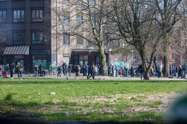 Trotz Kontaktverbot: Menschenansammlung treffen sich am Drob-Inn 25.03.20 - Hamburg: Auch nach dem Kontaktverbot treffen sich hunderte Obdachlose und Drogenabhängige am Mittwochmittag vor der Drogenberatungsstelle Drob Inn in Hamburg St. Georg. Innensenator Andy Grote dementierte diesen desolaten Zustand in der Landespressekonferenz am Dienstag. Hamburg Drob Inn St. Georg Deutschland Copyright: xLucaxFieldx