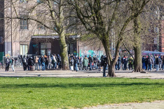 Trotz Kontaktverbot: Menschenansammlung treffen sich am Drob-Inn 25.03.20 - Hamburg: Auch nach dem Kontaktverbot treffen sich hunderte Obdachlose und Drogenabhängige am Mittwochmittag vor der Drogenberatungsstelle Drob Inn in Hamburg St. Georg. Innensenator Andy Grote dementierte diesen desolaten Zustand in der Landespressekonferenz am Dienstag. Hamburg Drob Inn St. Georg Deutschland Copyright: xLucaxFieldx