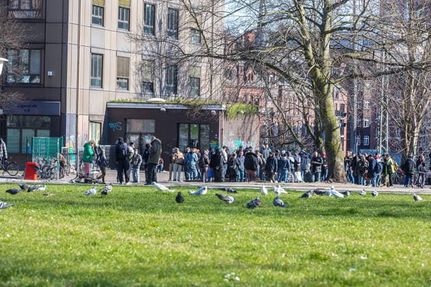 Trotz Kontaktverbot: Menschenansammlung treffen sich am Drob-Inn 25.03.20 - Hamburg: Auch nach dem Kontaktverbot treffen sich hunderte Obdachlose und Drogenabhängige am Mittwochmittag vor der Drogenberatungsstelle Drob Inn in Hamburg St. Georg. Innensenator Andy Grote dementierte diesen desolaten Zustand in der Landespressekonferenz am Dienstag. Hamburg Drob Inn St. Georg Deutschland Copyright: xLucaxFieldx