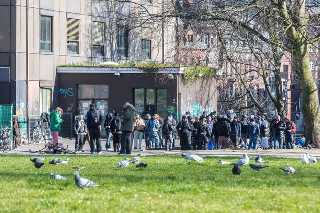 Trotz Kontaktverbot: Menschenansammlung treffen sich am Drob-Inn 25.03.20 - Hamburg: Auch nach dem Kontaktverbot treffen sich hunderte Obdachlose und Drogenabhängige am Mittwochmittag vor der Drogenberatungsstelle Drob Inn in Hamburg St. Georg. Innensenator Andy Grote dementierte diesen desolaten Zustand in der Landespressekonferenz am Dienstag. Hamburg Drob Inn St. Georg Deutschland Copyright: xLucaxFieldx