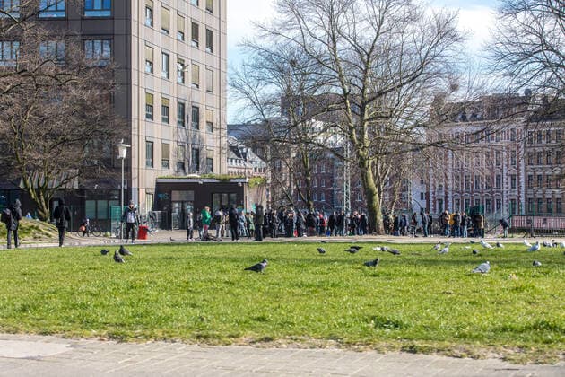 Trotz Kontaktverbot: Menschenansammlung treffen sich am Drob-Inn 25.03.20 - Hamburg: Auch nach dem Kontaktverbot treffen sich hunderte Obdachlose und Drogenabhängige am Mittwochmittag vor der Drogenberatungsstelle Drob Inn in Hamburg St. Georg. Innensenator Andy Grote dementierte diesen desolaten Zustand in der Landespressekonferenz am Dienstag. Hamburg Drob Inn St. Georg Deutschland Copyright: xLucaxFieldx