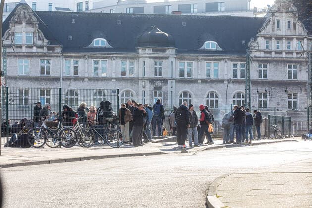Trotz Kontaktverbot: Menschenansammlung treffen sich am Drob-Inn 25.03.20 - Hamburg: Auch nach dem Kontaktverbot treffen sich hunderte Obdachlose und Drogenabhängige am Mittwochmittag vor der Drogenberatungsstelle Drob Inn in Hamburg St. Georg. Innensenator Andy Grote dementierte diesen desolaten Zustand in der Landespressekonferenz am Dienstag. Hamburg Drob Inn St. Georg Deutschland Copyright: xLucaxFieldx