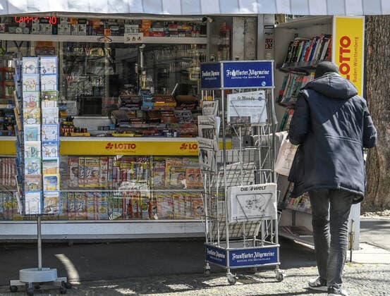 Geoeffnet in Zeiten von Corona-ein Zeitungskiosk . Auch wenn die meisten Laeden und Geschaefte geschlossen sind, duerfen Zeitungskioske, Baeckereien, Lebensmittelgeschaefte, Apotheke ,etc. oeffnen. Foto:Winfried Rothermel