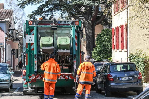 Auch in Zeiten von Corona: die Muellabfuhr arbeitet, Müllwerker entleeren Abfalltonnen in einer sonst weitgehend ausgestorbenen Stadt.Das oeffentliche Leben ist weitgehend heruntergefahren, Geschaefte und Läden geschlossen, Post, Muellabfuhr und andere systemrelevante Berufsgruppen sind weiterhin unterwegs. in Freiburg. Foto:Winfried Rothermel