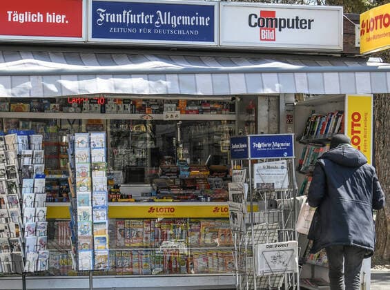Geoeffnet in Zeiten von Corona-ein Zeitungskiosk . Auch wenn die meisten Laeden und Geschaefte geschlossen sind, duerfen Zeitungskioske, Baeckereien, Lebensmittelgeschaefte, Apotheke ,etc. oeffnen. Foto:Winfried Rothermel