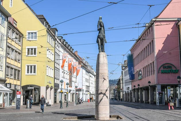 Fast entleert : Einkaufsmeile in Freiburg. Die Geschaefte sind geschlossen, die Ausgangsbeschraenkungen wegen Corona werden weitgehend eingehalten. Foto:Winfried Rothermel