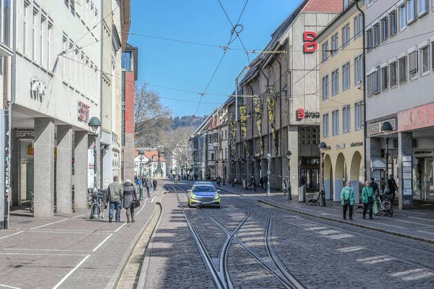 Ein Polizeiauto auf Streifenfahrt durch die fast entleerte Einkaufsmeile in Freiburg. Die Geschaefte sind geschlossen, die Ausgangsbeschraenkungen wegen Corona werden weitgehend eingehalten. Foto:Winfried Rothermel