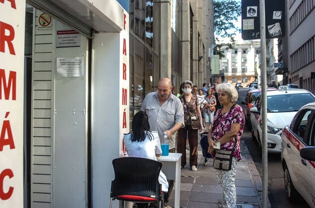 PORTO ALEGRE, RS - 25.03.2020: INICIOU HOJE VACINAÇÃO PARA IDOSOS - Wednesday (25) began vaccination for the elderly against influenza in Porto Alegre being carried out in several pharmacies associated with the Municipal Health Department. x1897563x  OmarxdexOliveira