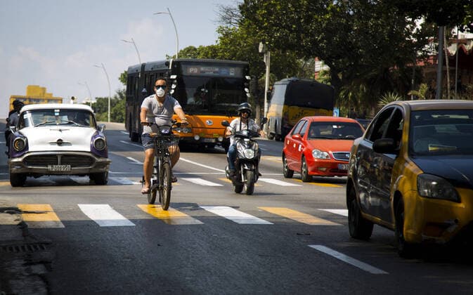 March 25, 2020, Havana, CUBA: (INT) Movement in Havana amid Coronavirus. March 25,2020,Havana,Cuba:Movement on the streets in the city of Havana, Cuba, this Wednesday morning (25)...Credit: Thenews2 Havana - ZUMAn293 20200325_znp_n293_001 Copyright: xIrenexPerezx