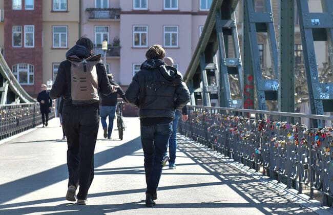 25.03.2020, xblx, Frankfurt am Tag 3 des Kontaktverbots, nur wenige Menschen auf dem Eisernen Steg Frankfurt am Main