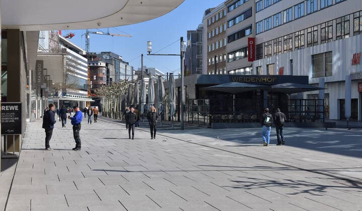 25.03.2020, xblx, Frankfurt am Tag 3 des Kontaktverbots, nur wenige Menschen auf der Zeil Frankfurt am Main
