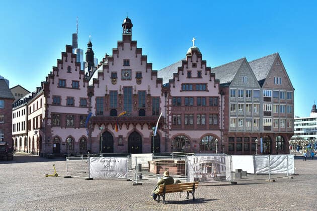 25.03.2020, xblx, Frankfurt am Tag 3 des Kontaktverbots, nur wenige Menschen auf dem Römerberg Frankfurt am Main