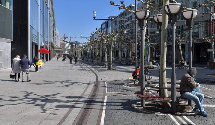 25.03.2020, xblx, Frankfurt am Tag 3 des Kontaktverbots, nur wenige Menschen auf der Zeil Frankfurt am Main