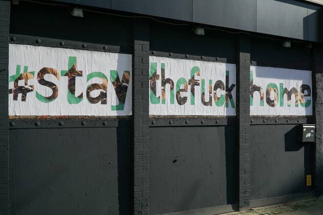 Zur Eindämmung des Coronavirus wurden Geschäftsschließungen, Einschränkungen und Kontaktsperren angeordnet und werden Ausgangssperren diskutiert, das Foto zeigt ein Transparent, Banner, Plakat, Aushang, Schriftzug an einem Gebäude mit der Aufschrift, Hashtag: stay the fuck home, stay at home, stayathome, bleibzuhause, bleib zuhause, Kontaktsperre, Kontaktverbot, Ausgehsperre, 25.03.2020, Bremen (Deutschland), News, Feature, Coronavirus Bremen