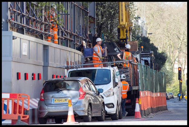 . 25 03 2020. London, United Kingdom. Ongoing Coronavirus Crisis. Construction workers unable to keep the required minimum of two metres apart during the Coronavirus crisis.  xMartynxWheatleyx xi-Imagesx IIM-20954-0017