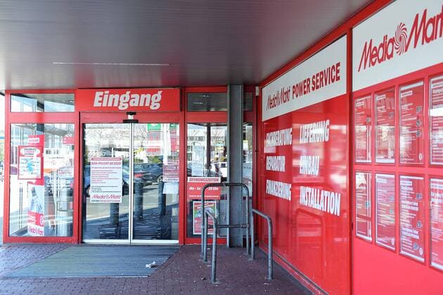 Media-Saturn beantragt Kurzarbeitergeld Der Elektronikhändler Media-Markt-Saturn beantragt am 25.03.2020 für das Gros seiner deutschen Mitarbeiter Kurzarbeitergeld. Der Antrag wurde bereits gestellt und betrifft rund 20.000 Angestellte. Das Unternehmen stockt die staatlichen Leistungen um 10 Prozent auf. *** Media Saturn applies for short-time working allowance The electronics retailer Media Markt Saturn will apply for short-time working allowance for the majority of its German employees on 25 March 2020 The application has already been submitted and concerns around 20,000 employees The company is increasing state benefits by 10 percent xRx