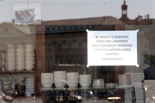 WARSZAWA 25.03.2020 KORONAWIRUS ZAKAZ WYCHODZENIA Z DOMU PUSTE ULICE N Z. ZAMKNIETE LOKALE GASTRONOMICZNA SPRZEDARZ NA TELEFON LUB NA WYNOS FOT. ALEKSANDER MAJDANSKI NEWSPIX.PL --- Newspix.pl  AMA_1138