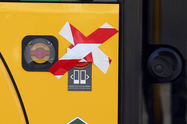 WARSZAWA 25.03.2020 KORONAWIRUS ZAKAZ WYCHODZENIA Z DOMU PUSTE ULICE N Z. AUTOBUSY ZTM ZAKLEJONE PRZYCISKI OTWIERANIA DRZWI FOT. ALEKSANDER MAJDANSKI NEWSPIX.PL --- Newspix.pl  AMA_1148