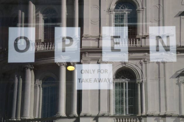 WARSZAWA 25.03.2020 KORONAWIRUS ZAKAZ WYCHODZENIA Z DOMU PUSTE ULICE N Z. ZAMKNIETE LOKALE GASTRONOMICZNE SPRZEDARZ TYLKO NA WYNOS OPEN OTWARTE FOT. ALEKSANDER MAJDANSKI NEWSPIX.PL --- Newspix.pl  AMA_1222
