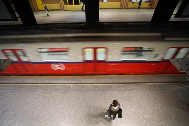 WARSZAWA 25.03.2020 KORONAWIRUS ZAKAZ WYCHODZENIA Z DOMU PUSTE ULICE N Z. METRO CENTRUM LUDZIE W METRZE PUSTE METRO FOT. ALEKSANDER MAJDANSKI NEWSPIX.PL --- Newspix.pl  AMA_1339